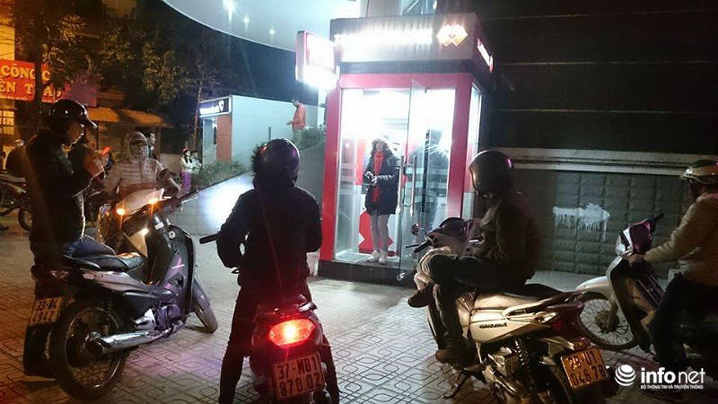 Khổ như đi rút tiền ngày Tết, khách chen chân xếp hàng từ sáng đến đêm