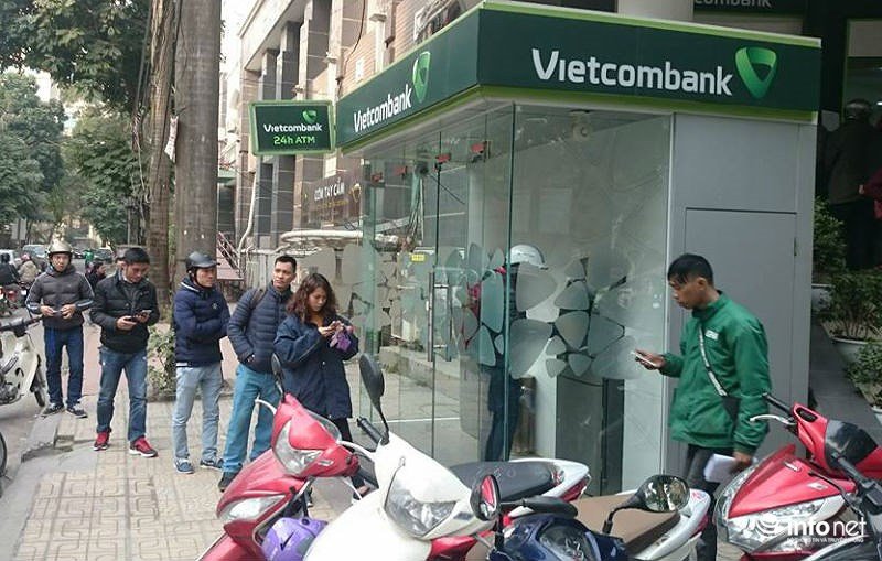 Khổ như đi rút tiền ngày Tết, khách chen chân xếp hàng từ sáng đến đêm