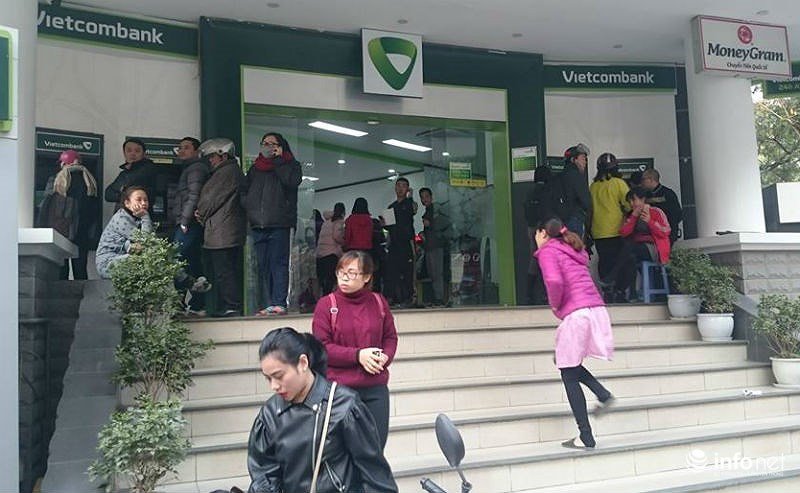 Khổ như đi rút tiền ngày Tết, khách chen chân xếp hàng từ sáng đến đêm