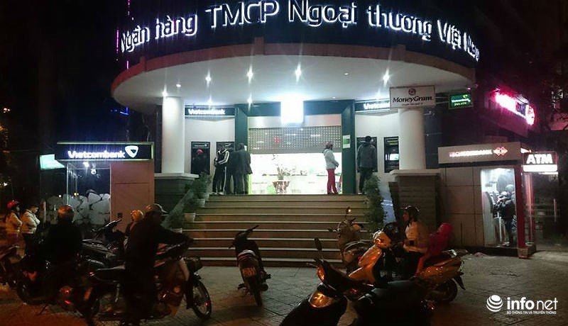 Khổ như đi rút tiền ngày Tết, khách chen chân xếp hàng từ sáng đến đêm