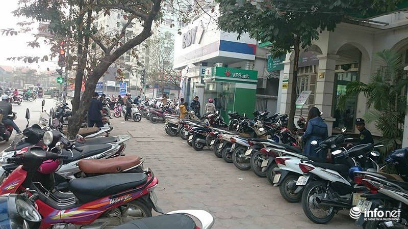 Khổ như đi rút tiền ngày Tết, khách chen chân xếp hàng từ sáng đến đêm