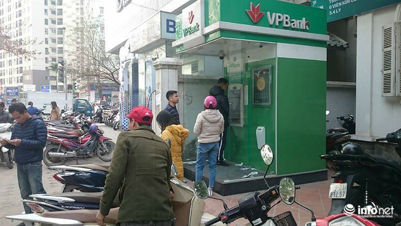 Khổ như đi rút tiền ngày Tết, khách chen chân xếp hàng từ sáng đến đêm