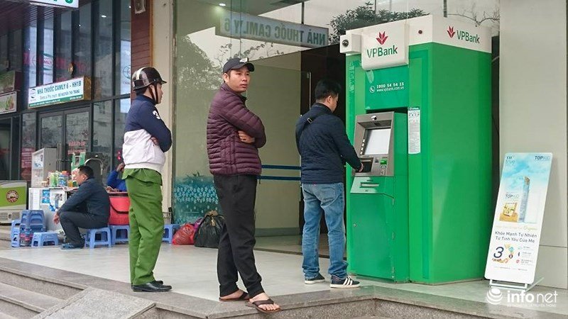 Khổ như đi rút tiền ngày Tết, khách chen chân xếp hàng từ sáng đến đêm