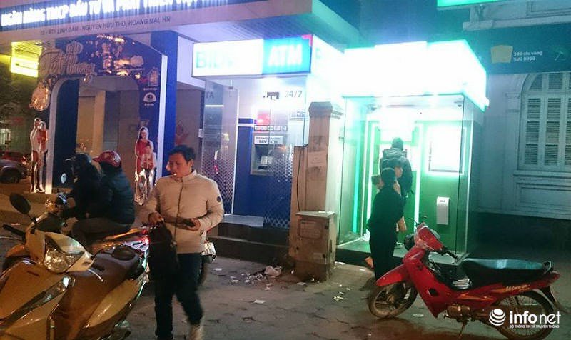 Khổ như đi rút tiền ngày Tết, khách chen chân xếp hàng từ sáng đến đêm