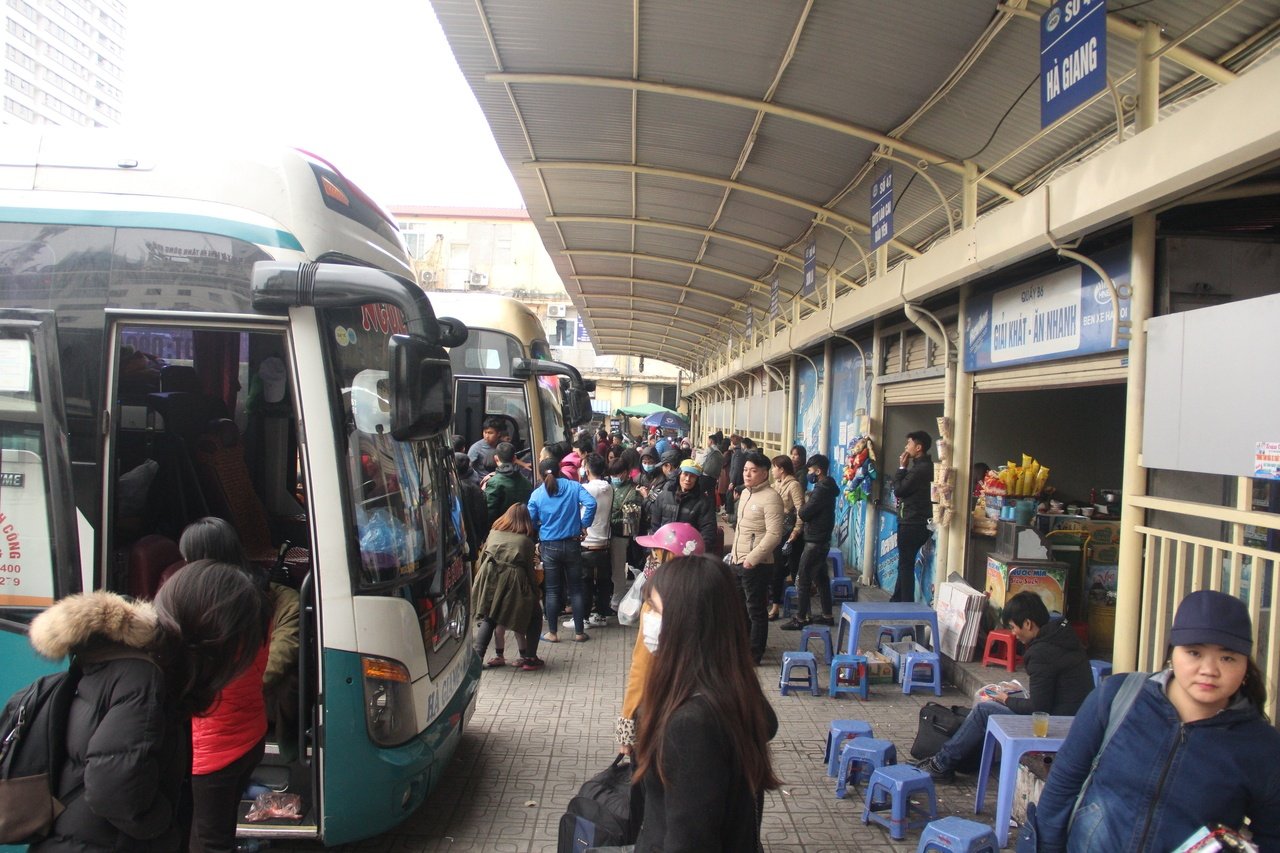 ngay-chu-nhat-cuoi-cung-cua-nam-nguoi-dan-thu-do-no-nuc-do-ra-ben-xe-ve-que-an-tet