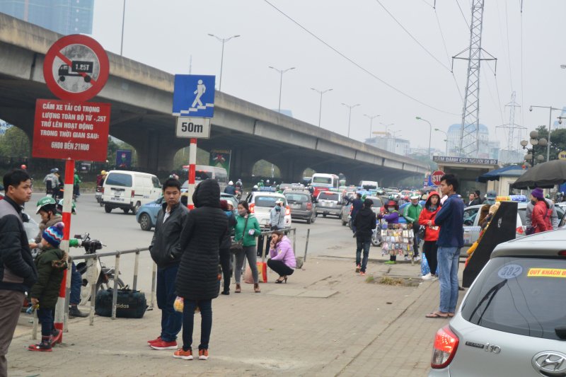 Lạ lùng bến xe, đường phố Hà Nội thưa vắng ngày cận Tết