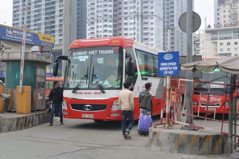 Lạ lùng bến xe, đường phố Hà Nội thưa vắng ngày cận Tết