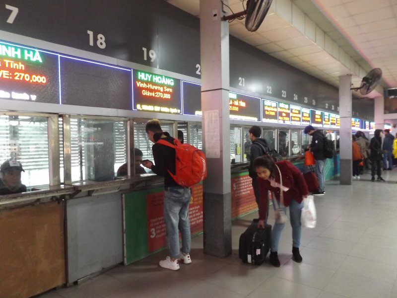Lạ lùng bến xe, đường phố Hà Nội thưa vắng ngày cận Tết