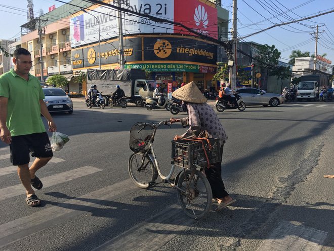 27 Tết, có một cụ già ngồi co ro giữa ngã tư Sài Gòn, không một ai để ý đến sự tồn tại của cụ