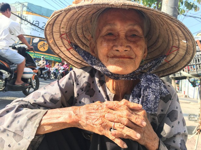 27 Tết, có một cụ già ngồi co ro giữa ngã tư Sài Gòn, không một ai để ý đến sự tồn tại của cụ