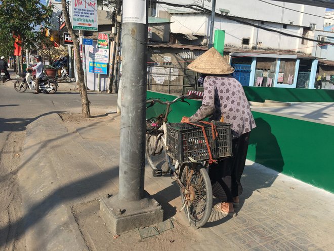 27 Tết, có một cụ già ngồi co ro giữa ngã tư Sài Gòn, không một ai để ý đến sự tồn tại của cụ
