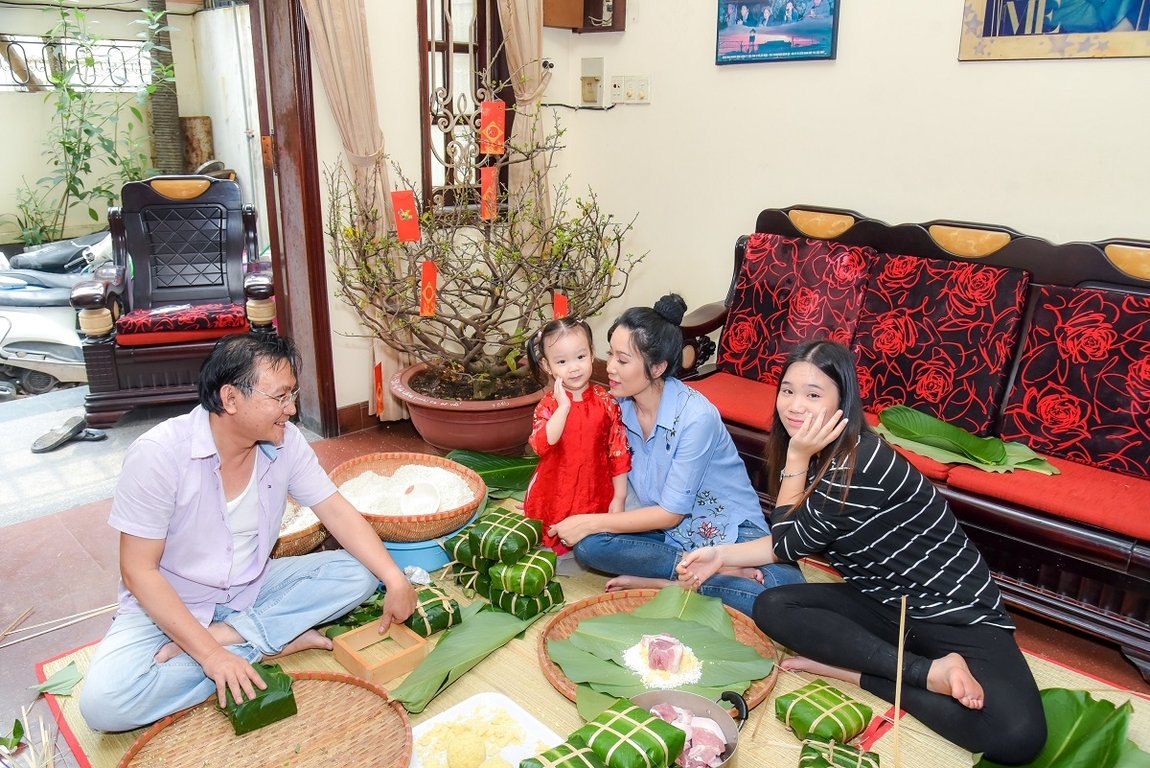 gia-dinh-trinh-kim-chi-quay-quan-goi-banh-chung-don-tet