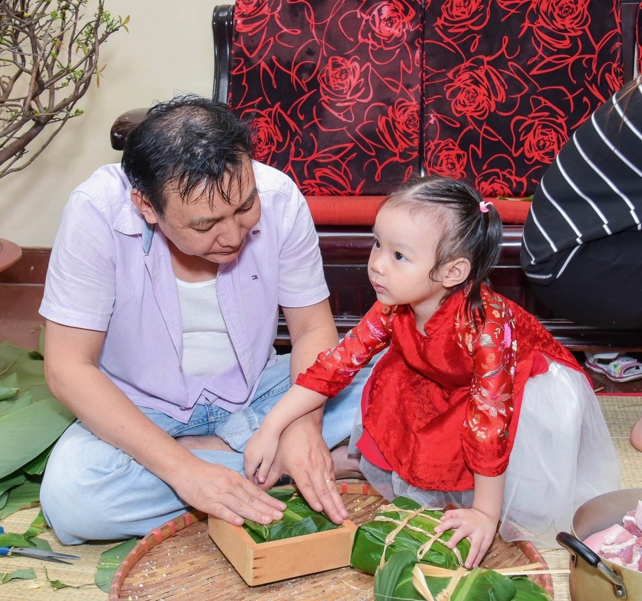 gia-dinh-trinh-kim-chi-quay-quan-goi-banh-chung-don-tet