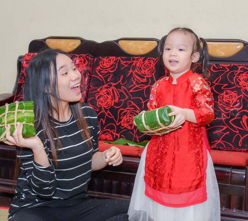 gia-dinh-trinh-kim-chi-quay-quan-goi-banh-chung-don-tet