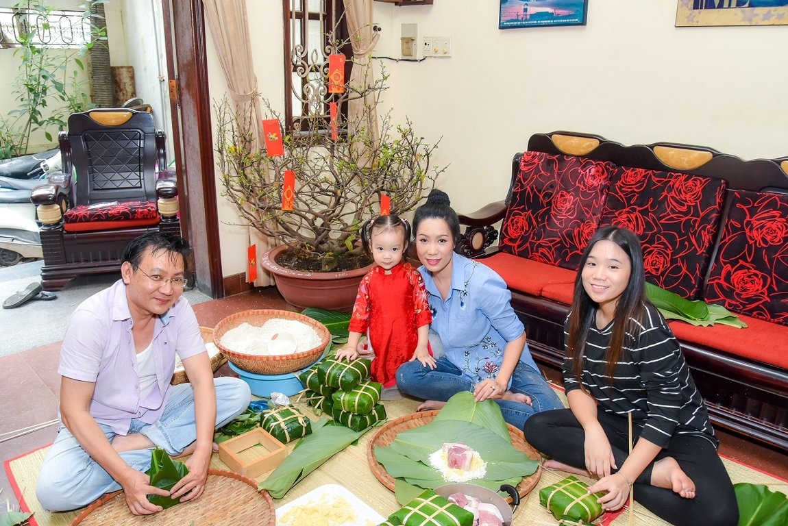 gia-dinh-trinh-kim-chi-quay-quan-goi-banh-chung-don-tet