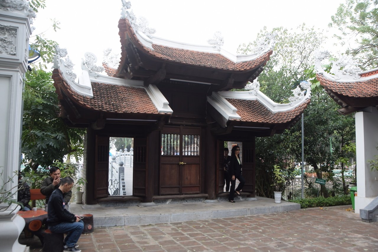 kham-pha-ngoi-den-voi-ten-doc-dao-cau-nhi-giua-long-ha-noi