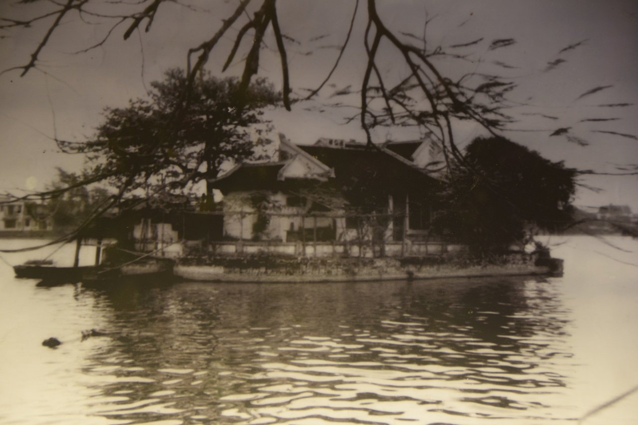 kham-pha-ngoi-den-voi-ten-doc-dao-cau-nhi-giua-long-ha-noi