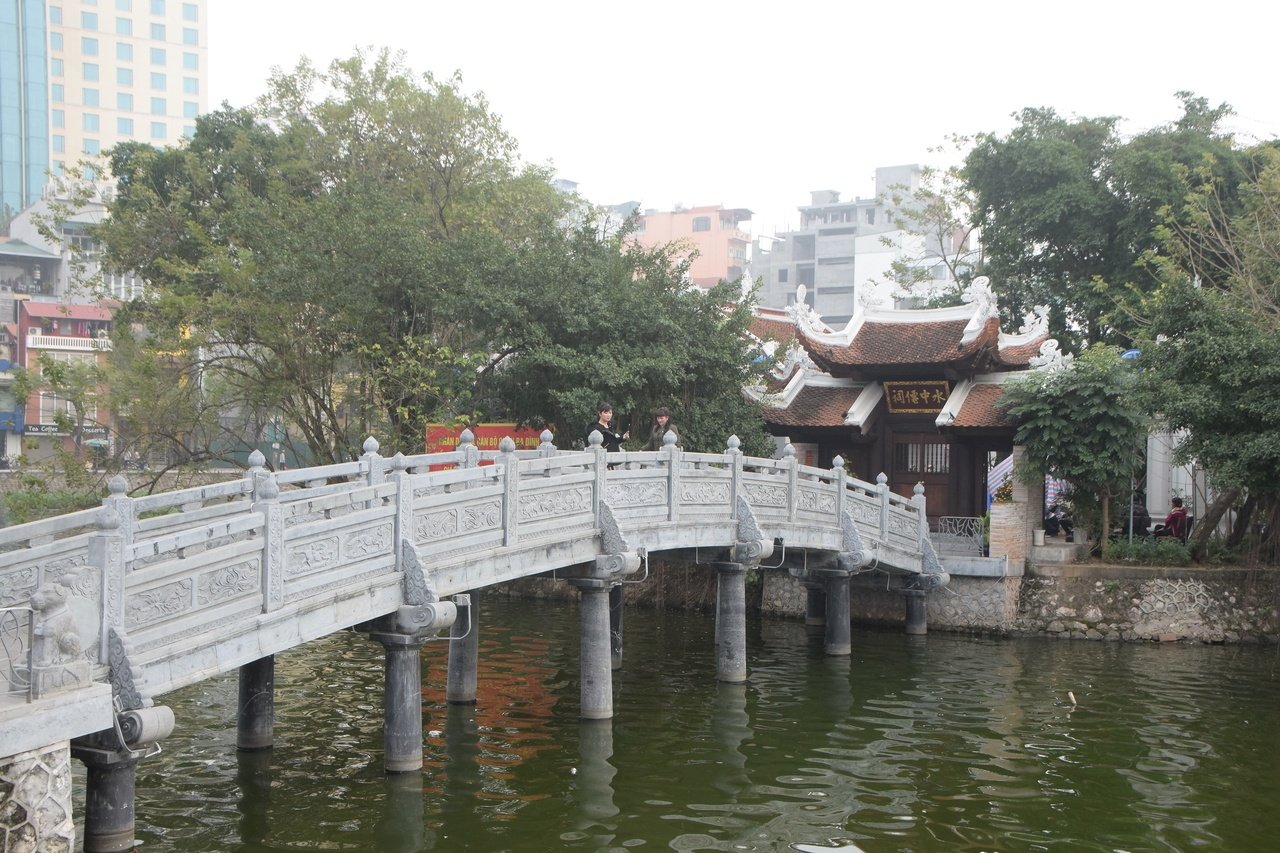 kham-pha-ngoi-den-voi-ten-doc-dao-cau-nhi-giua-long-ha-noi