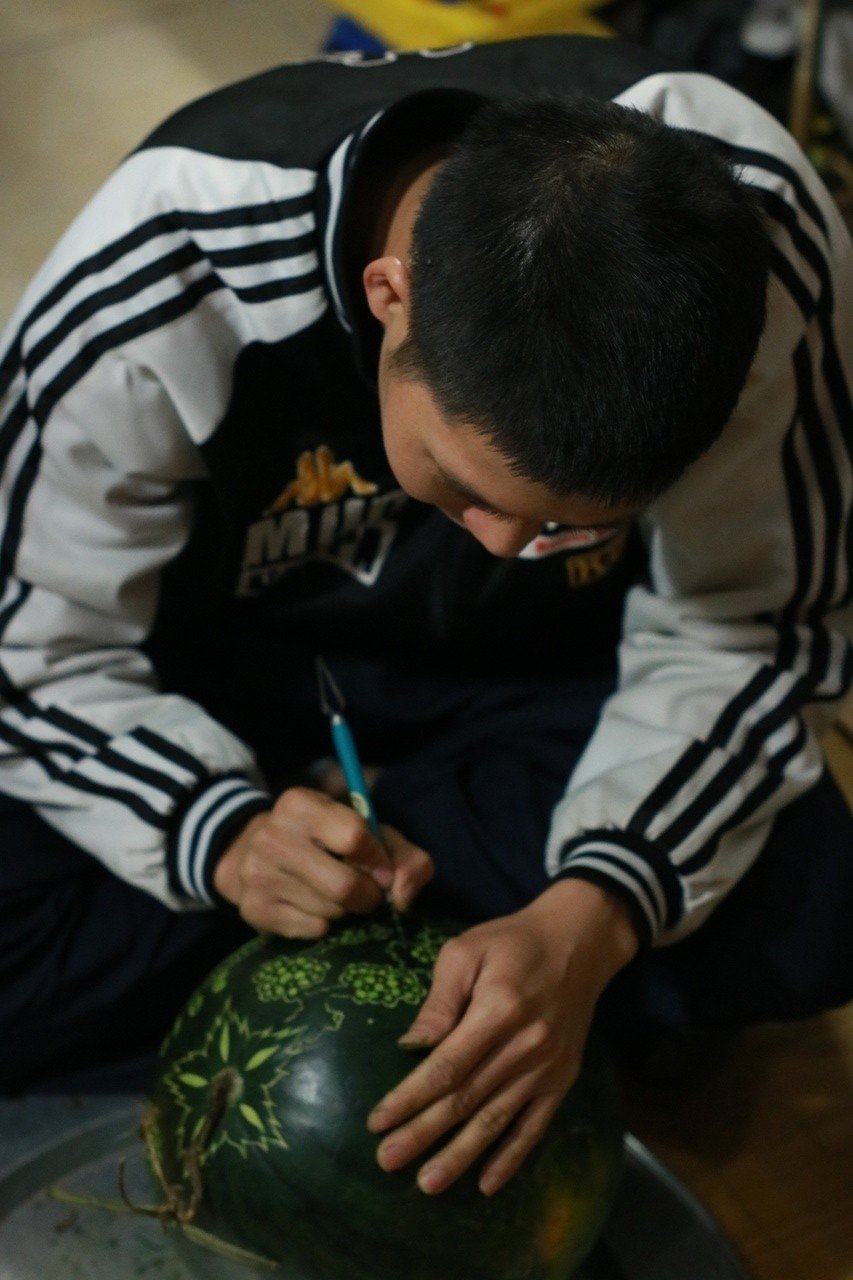 kiem-tien-trieu-tu-nghe-khac-hinh-dua-hau-ngay-tet