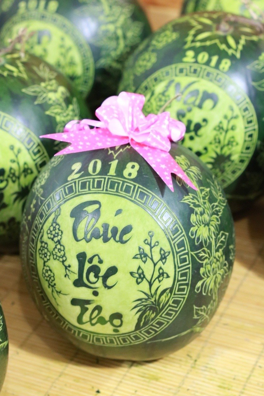 kiem-tien-trieu-tu-nghe-khac-hinh-dua-hau-ngay-tet