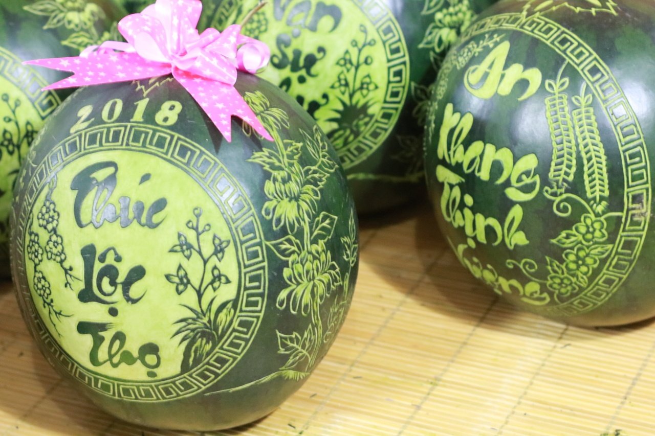 kiem-tien-trieu-tu-nghe-khac-hinh-dua-hau-ngay-tet