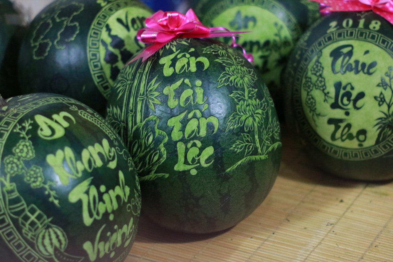 kiem-tien-trieu-tu-nghe-khac-hinh-dua-hau-ngay-tet