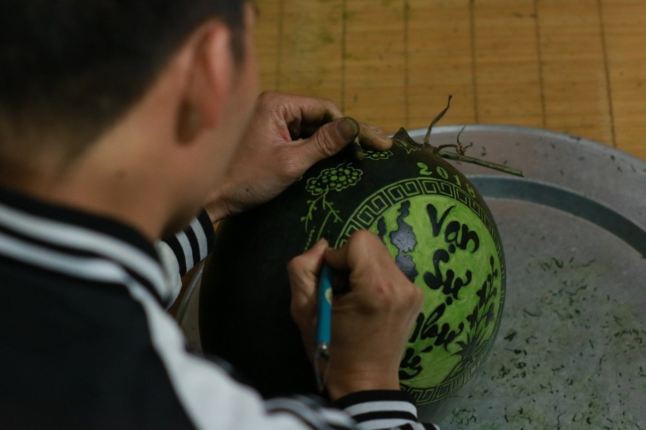kiem-tien-trieu-tu-nghe-khac-hinh-dua-hau-ngay-tet