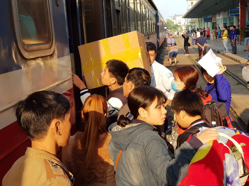 Chen chúc, vật vờ trên chuyến tàu về quê đón Tết Mậu Tuất