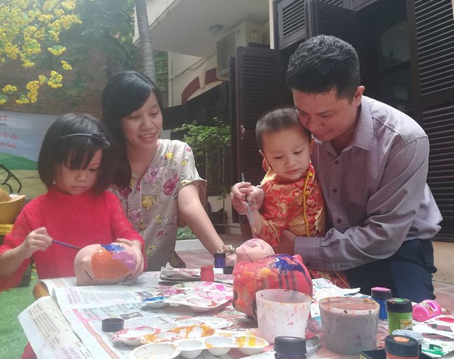Giật mình bố mẹ chi tiền triệu cho con học trải nghiệm Tết