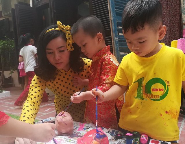 Giật mình bố mẹ chi tiền triệu cho con học trải nghiệm Tết