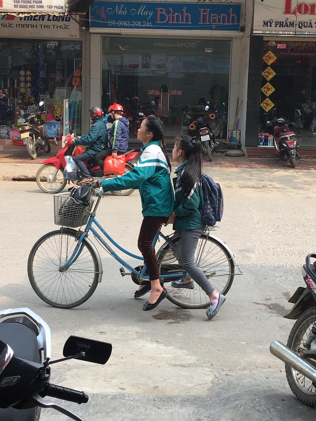 Hai học sinh lớp 7 cầm 200.000 đồng mạnh dạn đi mua iPhone 7 trả góp