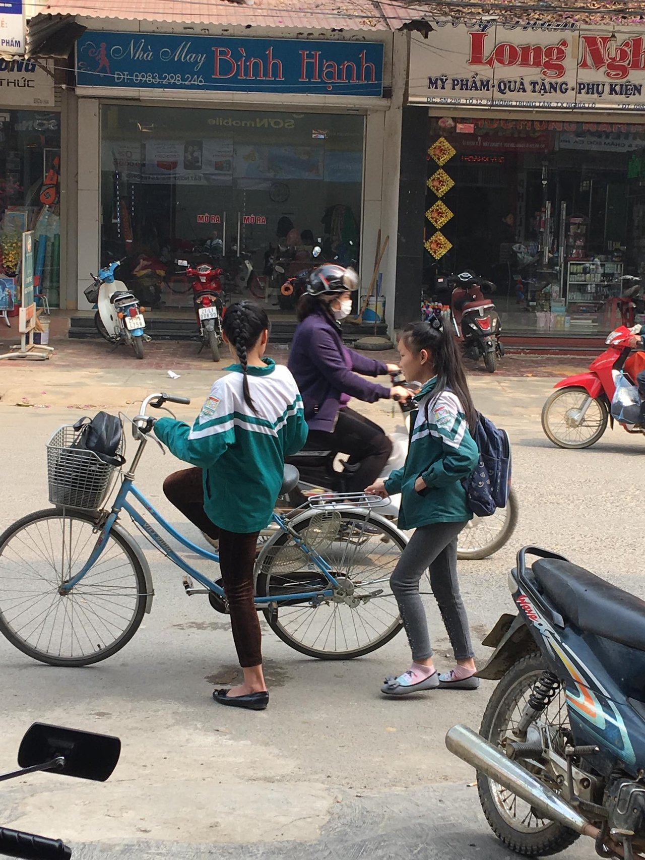 Hai học sinh lớp 7 cầm 200.000 đồng mạnh dạn đi mua iPhone 7 trả góp
