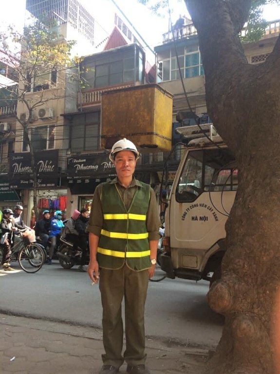 chuyen-nhung-chang-trai-tre-miet-mai-lam-dep-cho-pho-ngay-sat-tet