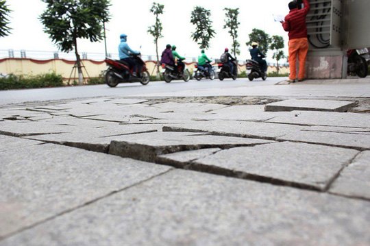 phat-hien-hang-loat-sai-pham-trong-qua-trinh-lat-da-via-he-ben-70-nam-tai-ha-noi