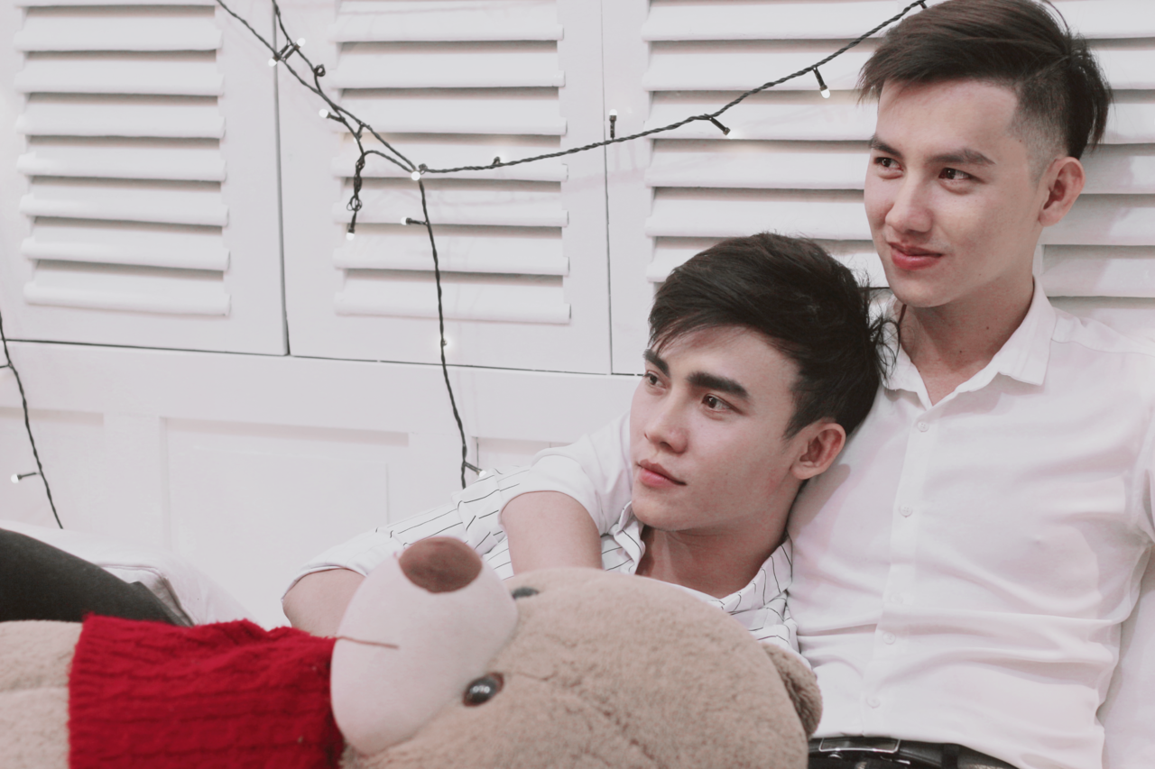 valentine-dau-tien-ben-nhau-cap-doi-dong-tinh-dien-trai-ra-bui-vien-uong-sinh-to