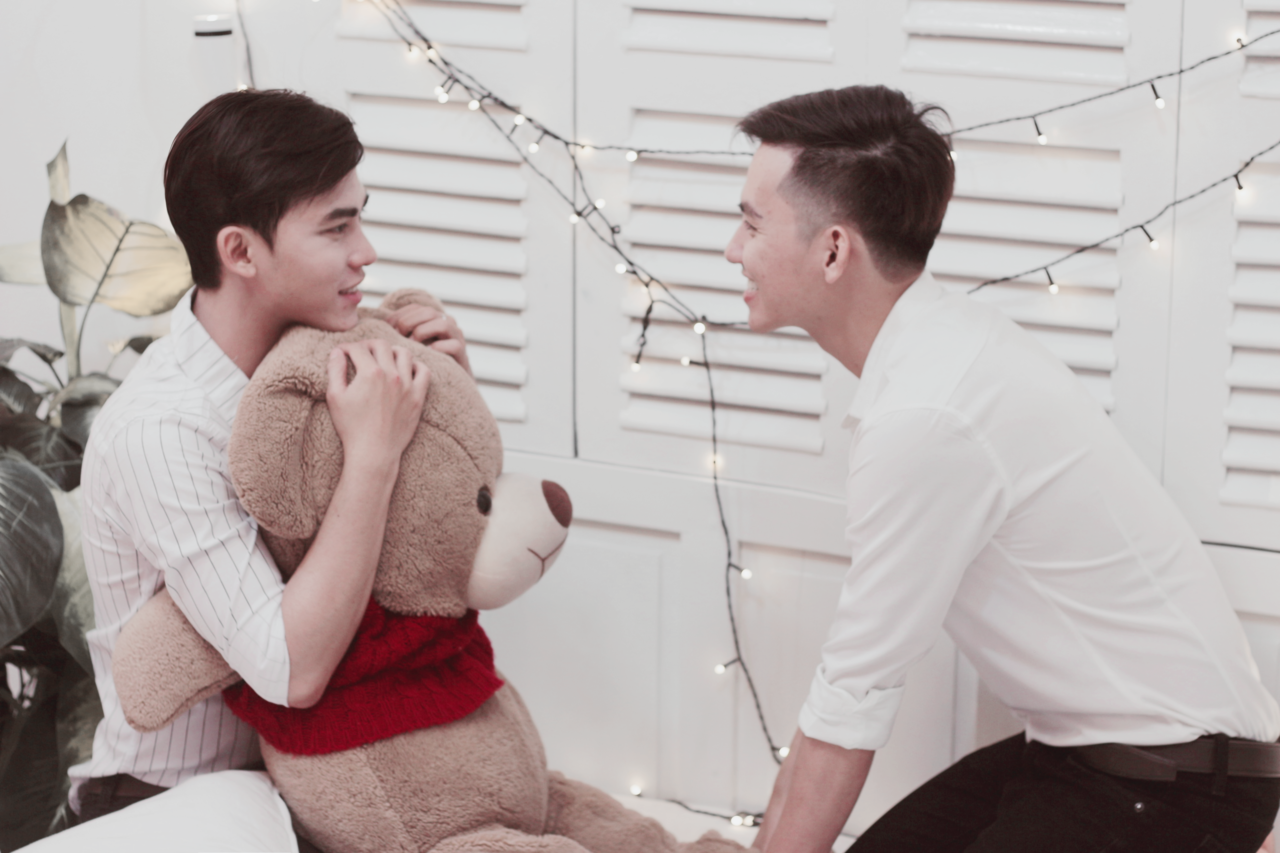 valentine-dau-tien-ben-nhau-cap-doi-dong-tinh-dien-trai-ra-bui-vien-uong-sinh-to