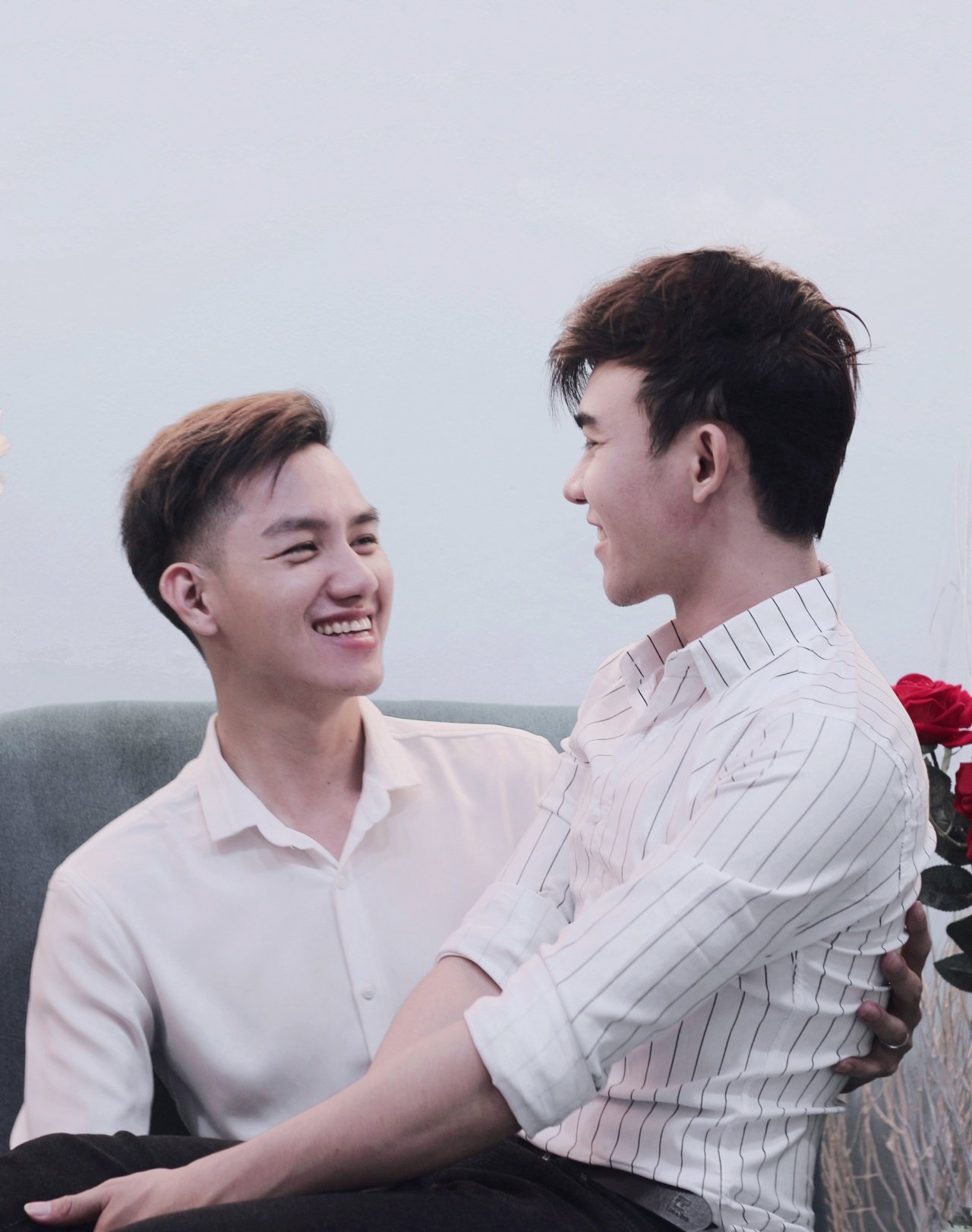 valentine-dau-tien-ben-nhau-cap-doi-dong-tinh-dien-trai-ra-bui-vien-uong-sinh-to