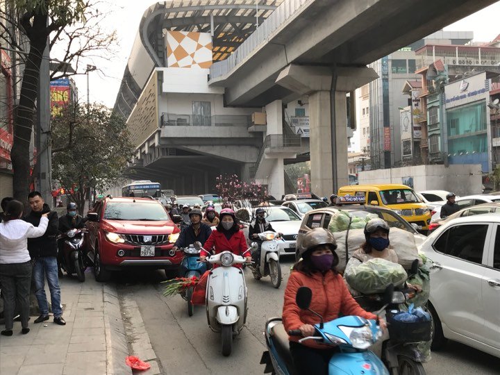 xe-camry-gay-tai-nan-lien-hoan-tai-ha-noi-7-nguoi-nhap-vien-trong-tinh-trang-nguy-kich