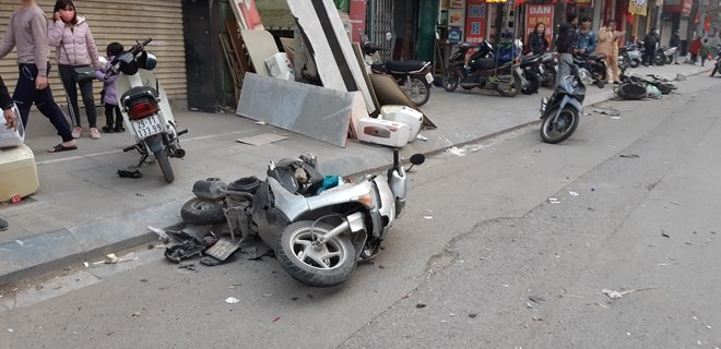 xe-camry-gay-tai-nan-lien-hoan-tai-ha-noi-7-nguoi-nhap-vien-trong-tinh-trang-nguy-kich