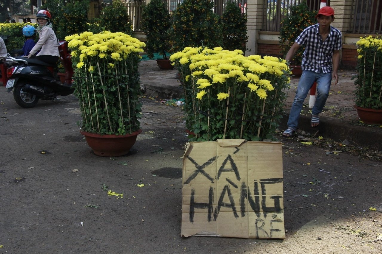cho-hoa-tet-ngay-cuoi-nam-nguoi-cuoi-ke-khoc