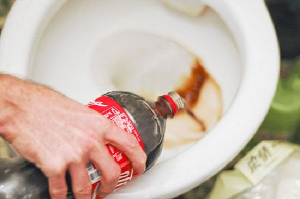 ngay-30-tet-cong-dung-tay-rua-than-thanh-cua-coca-cola-se-giup-nha-sach-bong