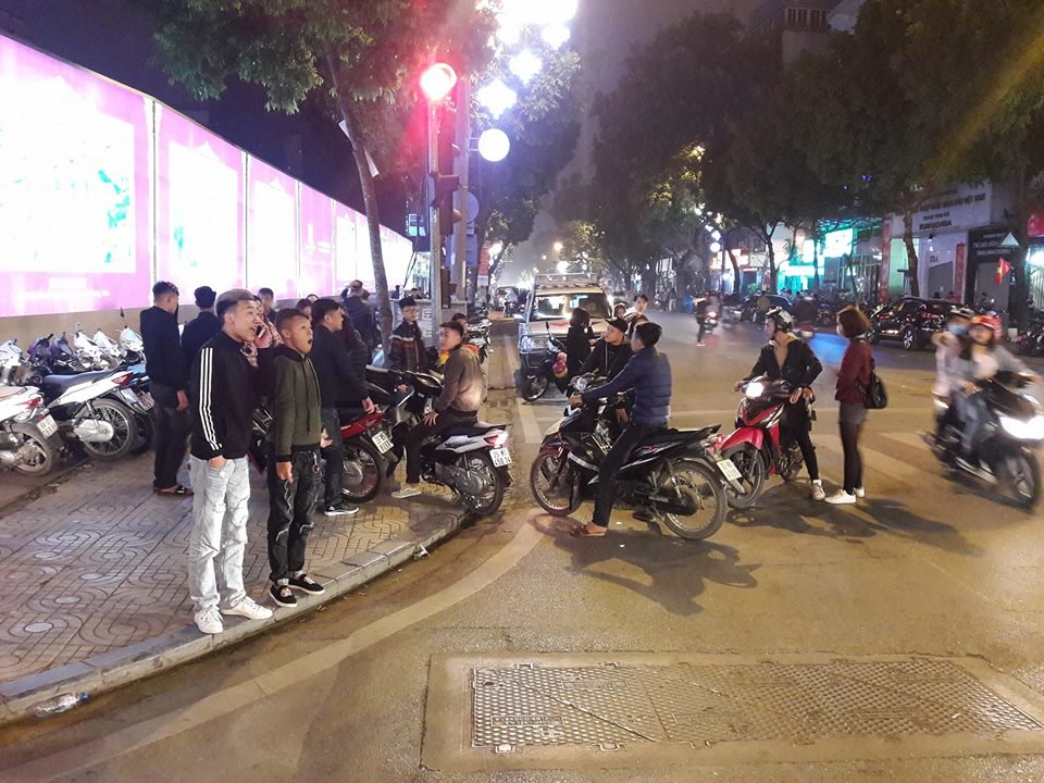 ra-bo-ho-hoan-kiem-don-giao-thua-nguoi-ha-noi-khoc-thet-vi-gia-ve-gui-xe