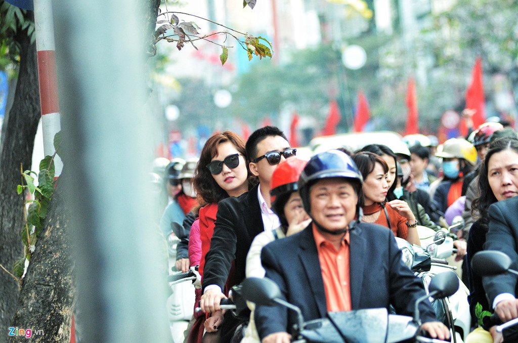 Trung tâm Hà Nội ùn tắc ngay chiều mùng 1 Tết