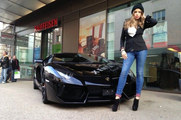 Bồ cũ gợi tình của Alonso thuần hóa siêu ngựa Ferrari 458