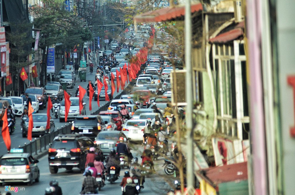 Trung tâm Hà Nội ùn tắc ngay chiều mùng 1 Tết