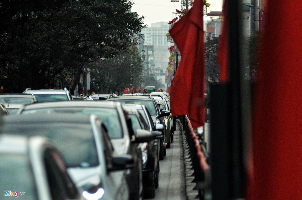 Trung tâm Hà Nội ùn tắc ngay chiều mùng 1 Tết