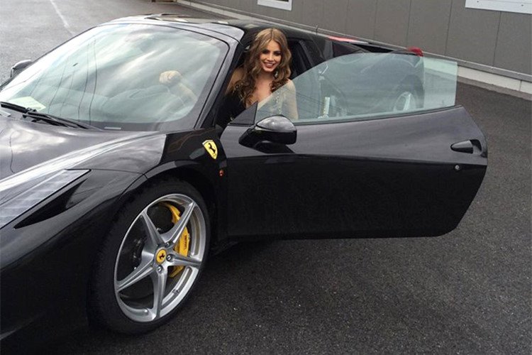 Bồ cũ gợi tình của Alonso thuần hóa siêu ngựa Ferrari 458