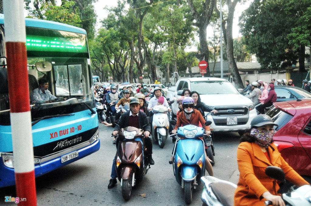 Trung tâm Hà Nội ùn tắc ngay chiều mùng 1 Tết
