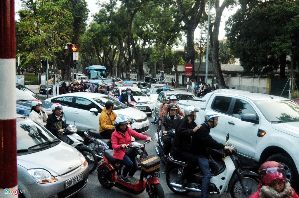 Trung tâm Hà Nội ùn tắc ngay chiều mùng 1 Tết