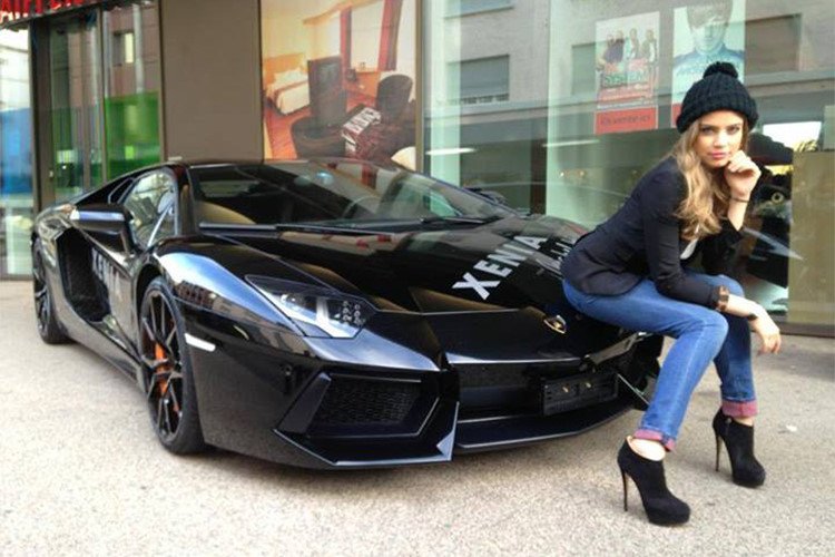 Bồ cũ gợi tình của Alonso thuần hóa siêu ngựa Ferrari 458